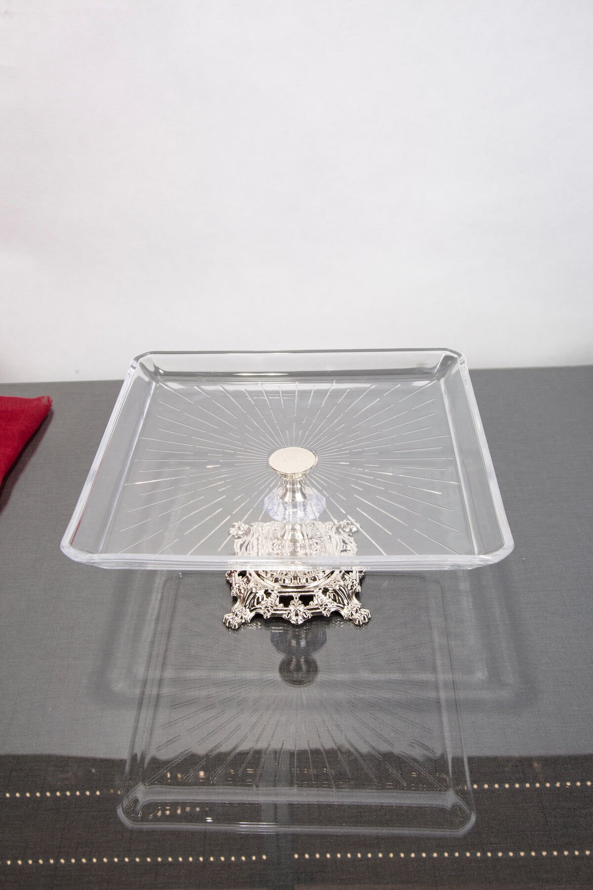 MADLEN KARE SERVİS VE SUNUM TABAĞI GÜMÜŞ DETAYLI METAL AYAKLI 24X24X14