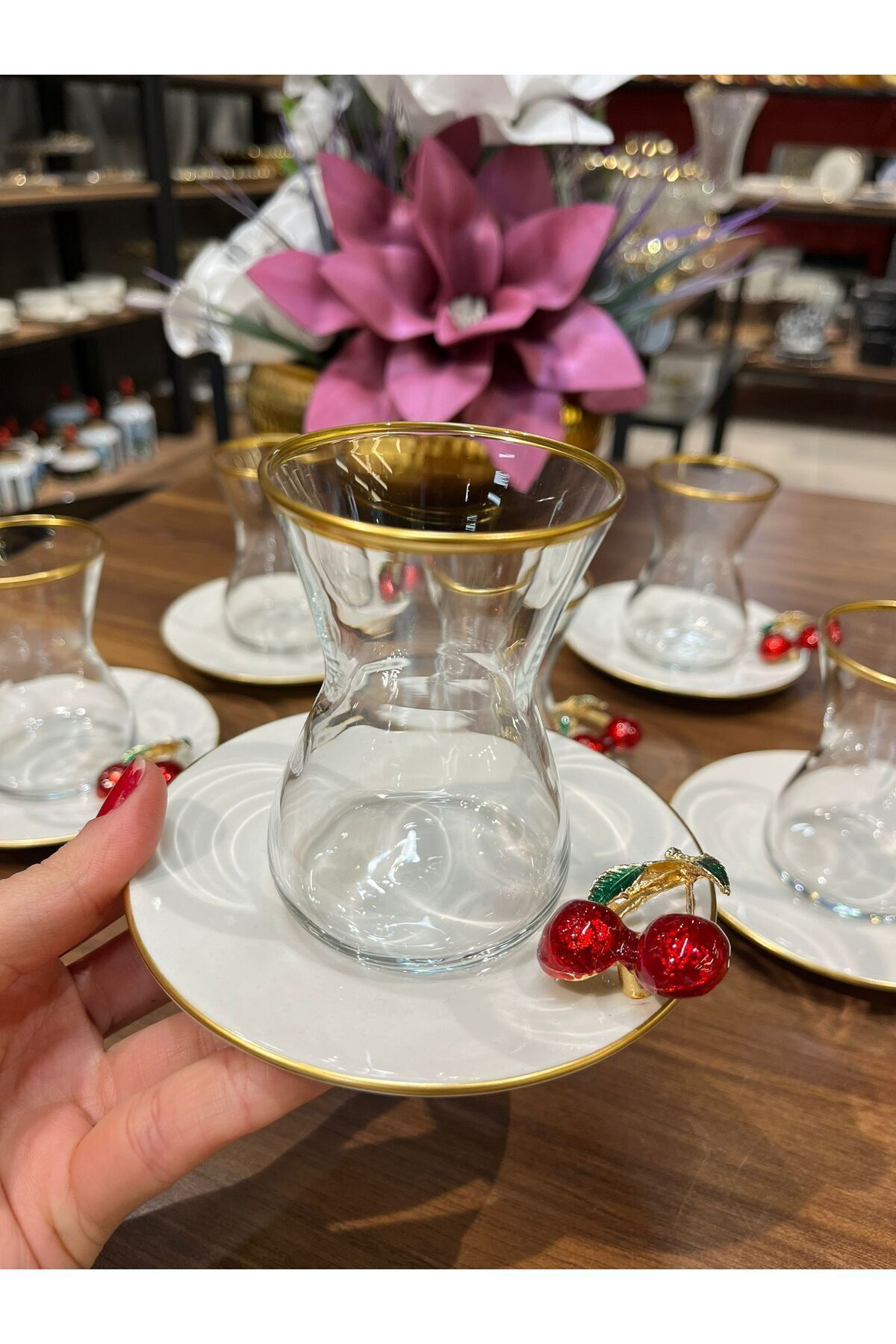 PANDORANIN KUTUSU PORSELEN TABAKLI PAŞABAHÇE BARDAKLI KİRAZLI 6 KİŞİLİK ÇAY BARDAĞI TAKIMI