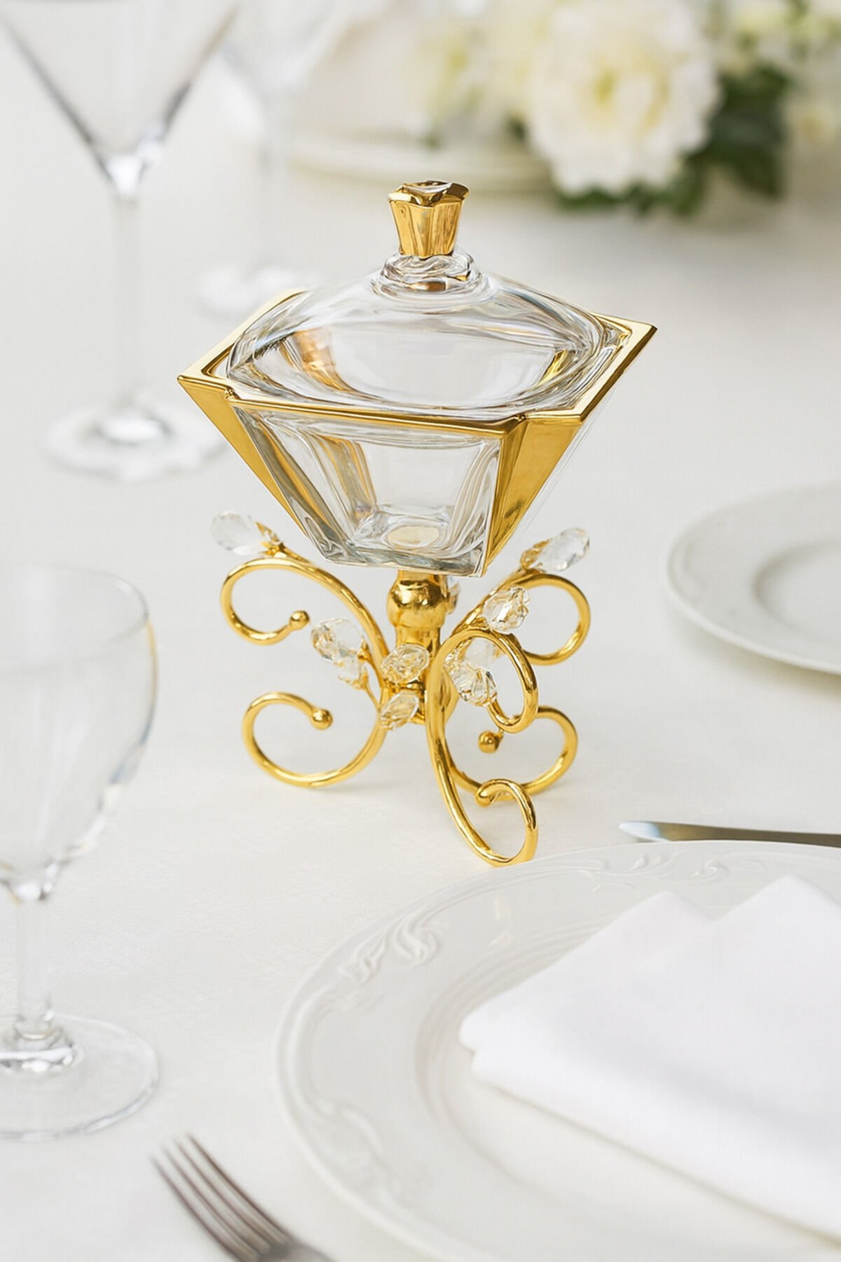 Lüks Altın Ayaklı Kristal Cam Sunumluk | Servis ve Pasta Tabağı | Şık Sofra ve Dekoratif Sunum Şekerlik
