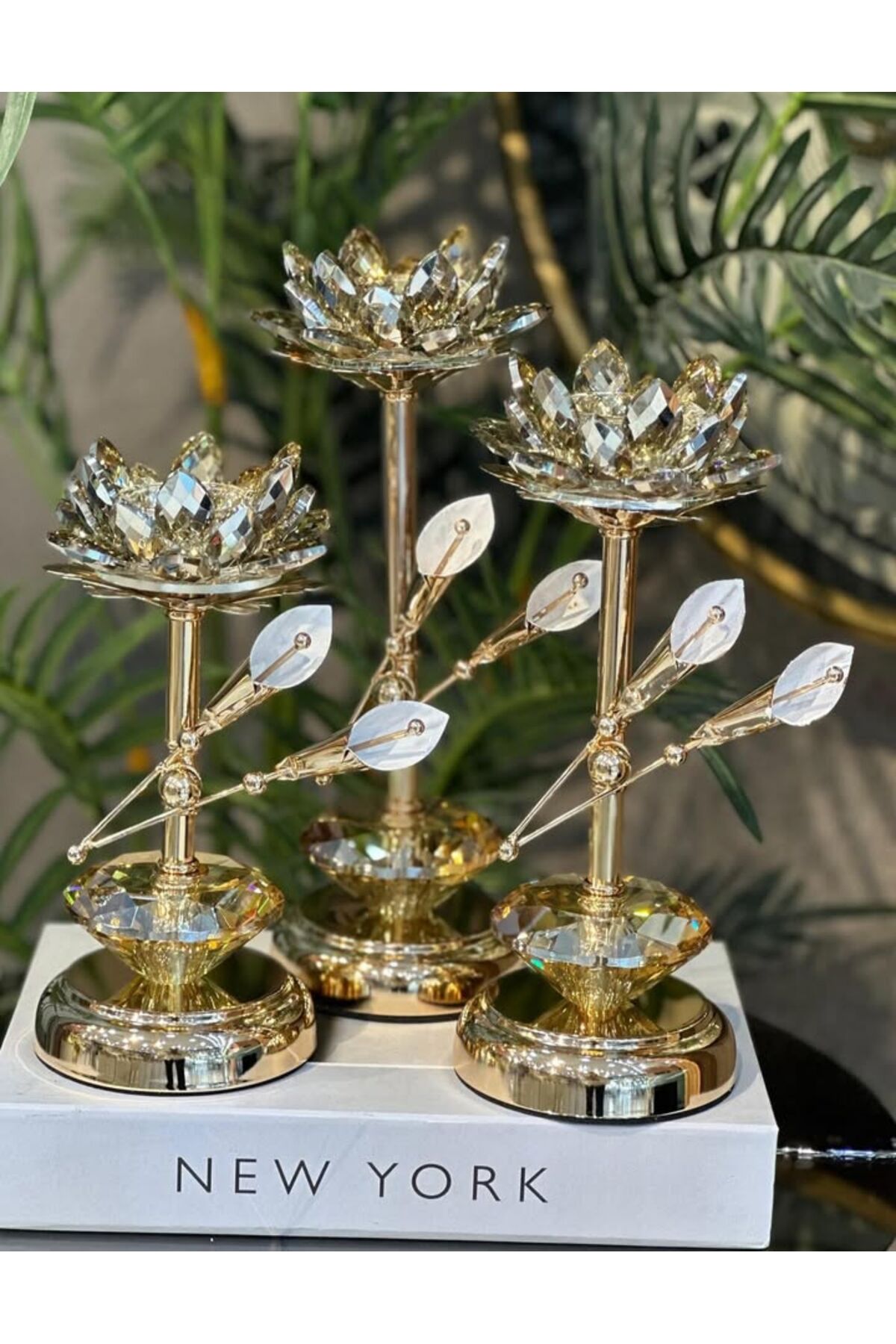 Kristal Taşlı Gold Şamdan 3’lü Set – Lüks Dekoratif Konsol ve Masa Aksesuarı Lotus Gold