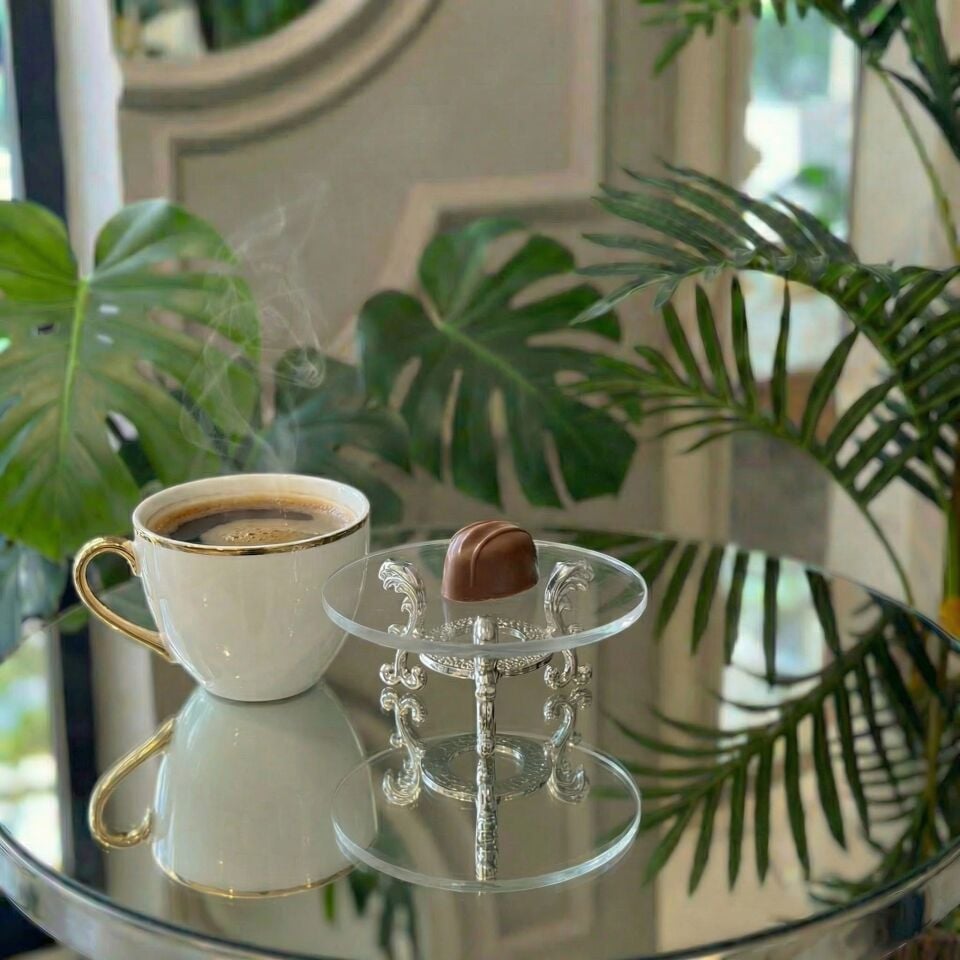 Lüks Metal Ayaklı Çiçekli Kahve Yanı Lokumluk & Çikolatalık – Yüzük Yükseltici, Dekoratif Sunumluk Gümüş