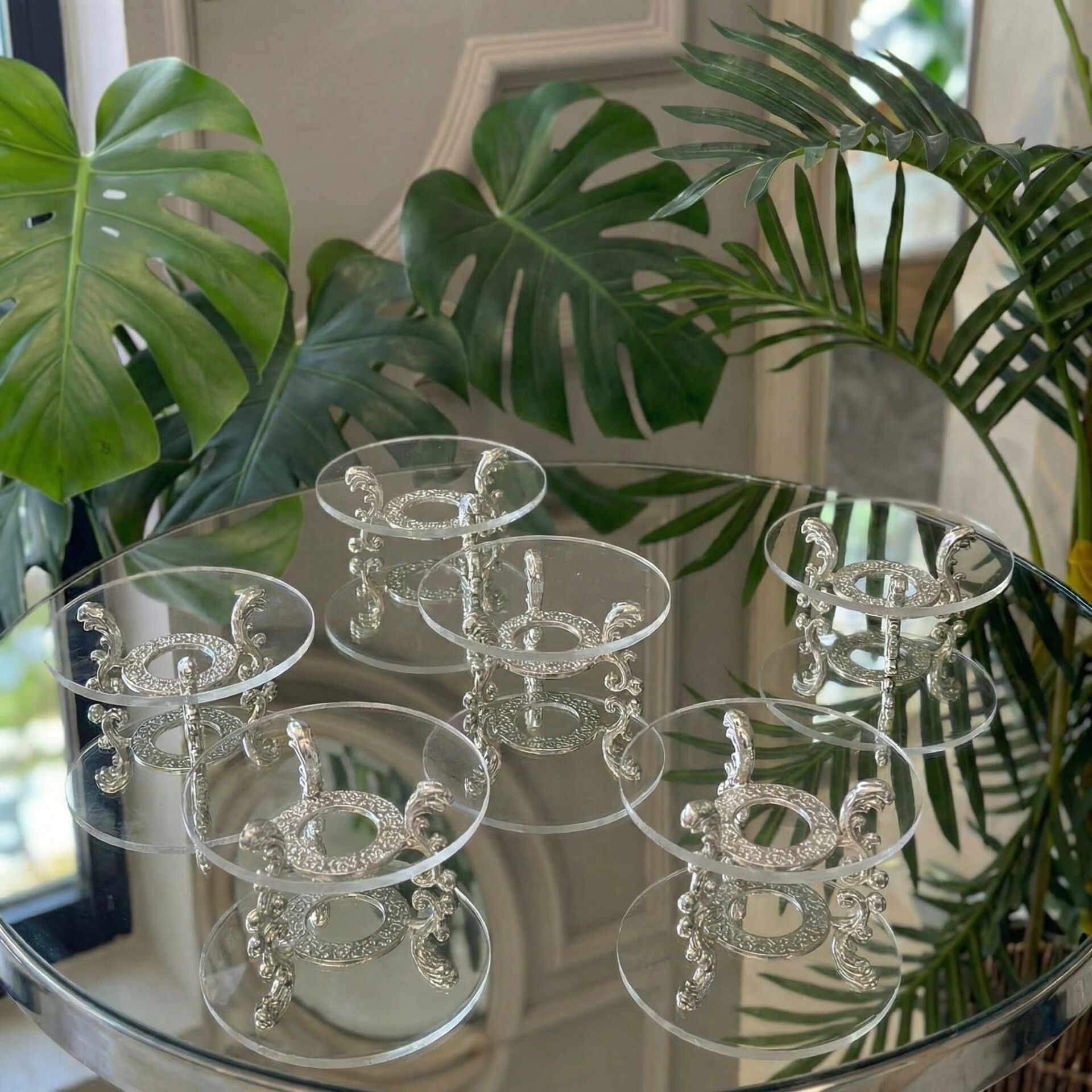 Lüks Metal Ayaklı Çiçekli Kahve Yanı Lokumluk & Çikolatalık – Yüzük Yükseltici, Dekoratif Sunumluk Gümüş