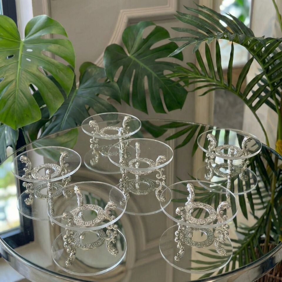 Lüks Metal Ayaklı Çiçekli Kahve Yanı Lokumluk & Çikolatalık – Yüzük Yükseltici, Dekoratif Sunumluk Gümüş