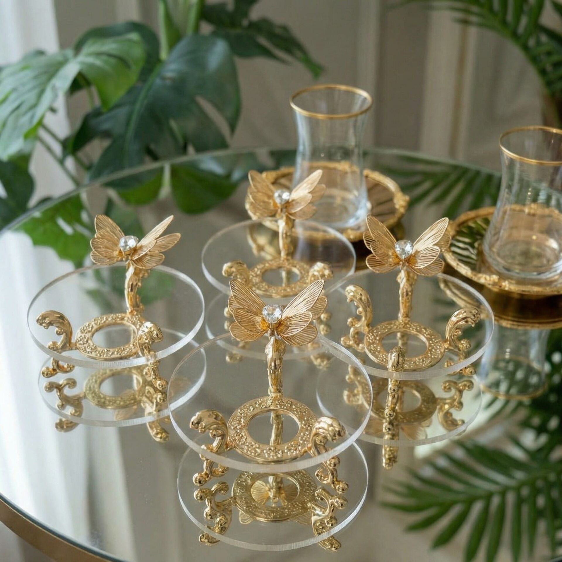 Lüks Metal Ayaklı Çiçekli Kahve Yanı Lokumluk & Çikolatalık – Yüzük Yükseltici, Dekoratif Sunumluk Kelebekli