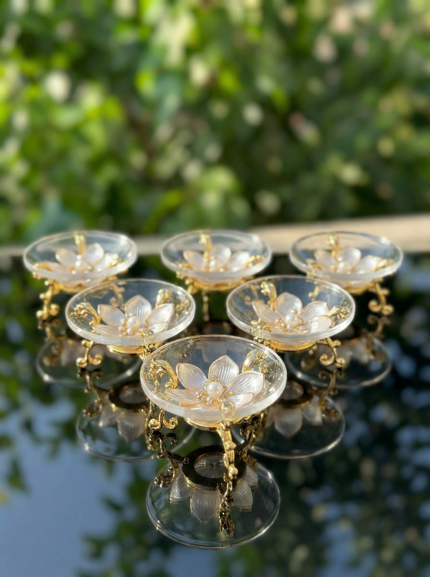 Lüks Metal Ayaklı Çiçekli Kahve Yanı Lokumluk & Çikolatalık – Yüzük Yükseltici, Dekoratif Sunumluk Papatya