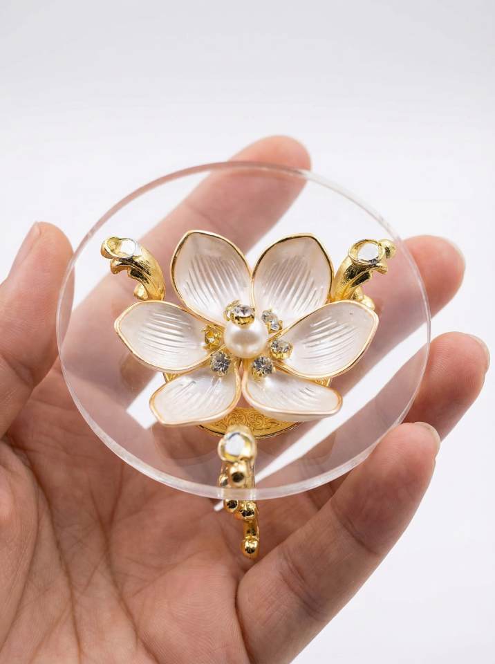 Lüks Metal Ayaklı Çiçekli Kahve Yanı Lokumluk & Çikolatalık – Yüzük Yükseltici, Dekoratif Sunumluk Papatya