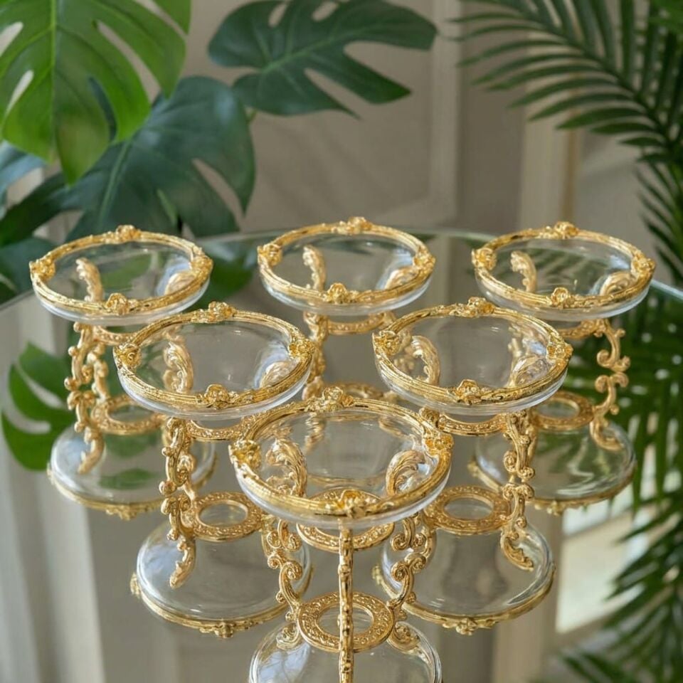 Lüks Metal Ayaklı Çiçekli Kahve Yanı Lokumluk & Çikolatalık – Yüzük Yükseltici, Dekoratif Sunumluk gold çerçeve