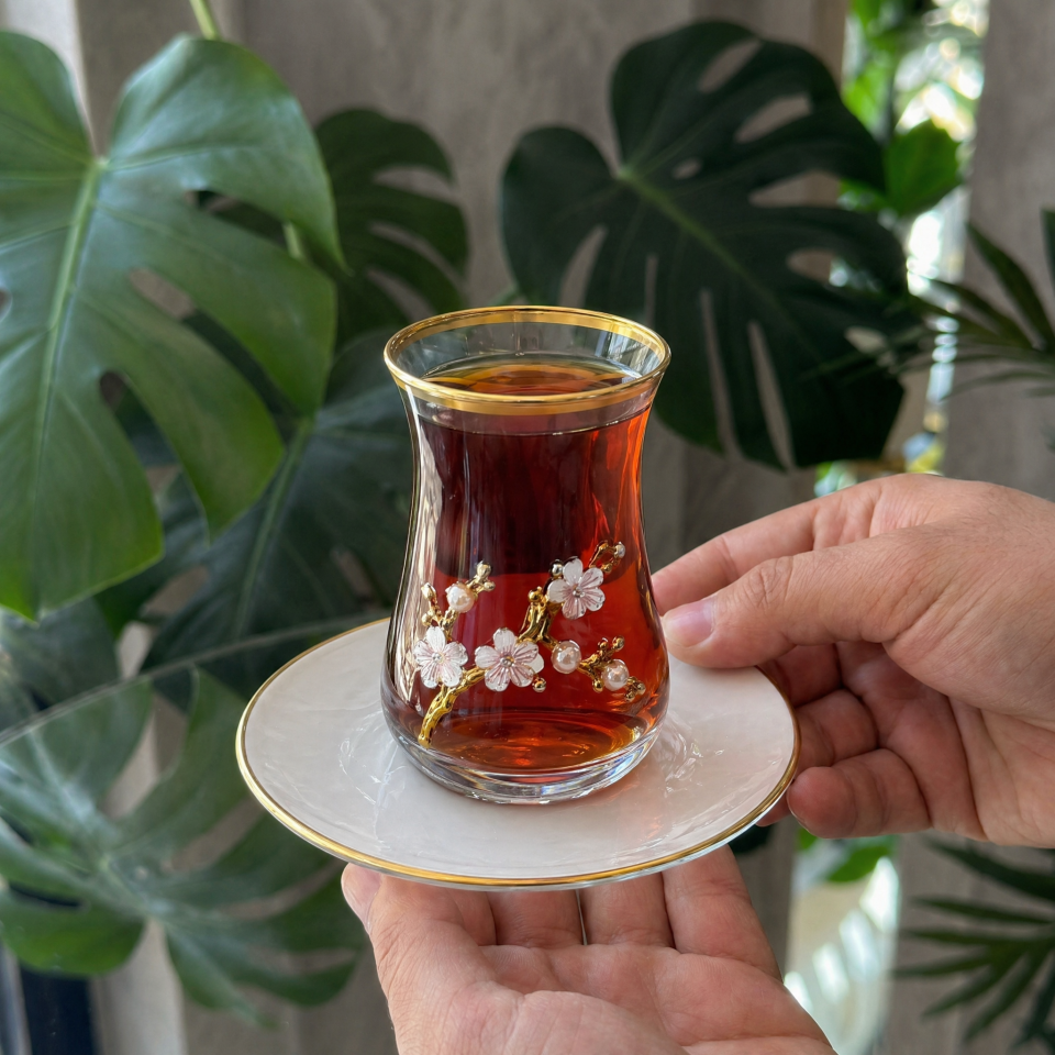 6 Kişilik Gold Detaylı Cam Çay Bardağı ve Porselen Tabak Seti Lüks Tasarım Sunumluk çiçekli,